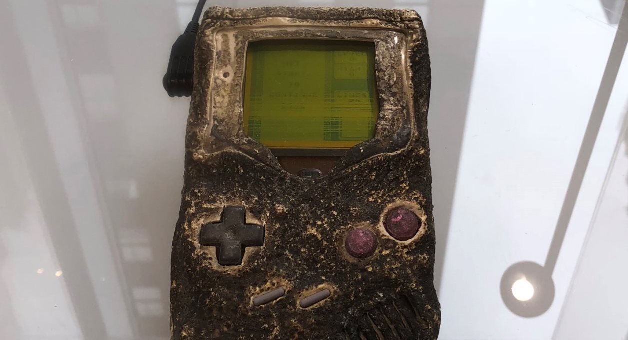 Playing an Original Game Boy in 2023 