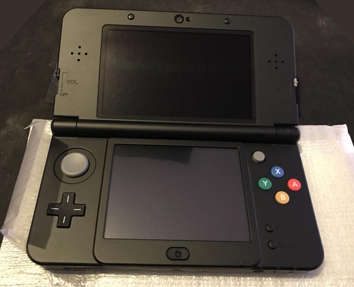 Photos of the Super Mario Black Edition New 3DS